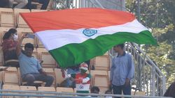 நீண்ட நாள் ஏக்கம்... கண்கொள்ளா காட்சி.. படையெடுக்கும் ரசிகர்கள்.. அதிர்ந்த சேப்பாக்கம்!