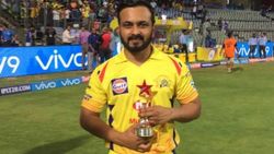 ஒருவழியாக ஏலத்தில் எடுக்கப்பட்ட கேதார் ஜாதவ்... 2 கோடி ரூபாய்க்கு ஏலம்!