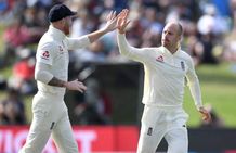 நடுவர்களின் தவறான முடிவு... டி.ஆர்.எஸ் முறையில் சர்ச்சை.... கடுப்பான ஜாக் லீச்