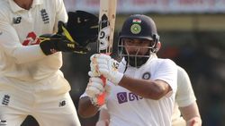 ரிஷப்.. ரிஷப்.. தோனிக்கு இணையாக தூக்கி வைத்து கொண்டாடிய சென்னை ரசிகர்கள்.. உணர்ச்சிவசப்பட்ட பண்ட்!