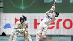 6 விக்கெட்டை இழந்து இந்தியா தவிப்பு... பாலோ-ஆனை தவிர்க்க போராட்டம்