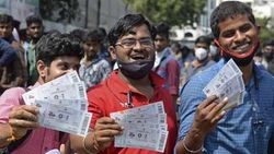 கையில் கொத்துக்கொத்தாக டிக்கெட்டுகள்... கெத்து காட்டிய ரசிகர்கள்... அனல் பறக்குமா 2வது டெஸ்ட்!