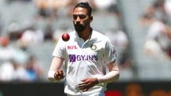 சின்ன பையன் பாஸ் நீங்க... ஓரமா போய் உட்காருங்க.. அப்பறம் சான்ஸ் தரோம்.. இளம் வீரரை ஒதுக்கும் கோலி!