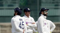 புத்தியை காட்டிய கேப்டன்.. களத்தில் ரோஹித்திடம் கோபப்பட்ட கோலி.. தலையை தொங்க போட்ட ஹிட்மேன்.. பாவம்