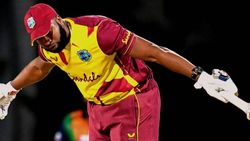 அரங்கம் அதிர தொடர் சிக்ஸர்கள்.... நியாபகத்துக்கு வந்த யுவ்ராஜ் சிங்... உலக சாதனை படைத்த பொல்லார்ட்