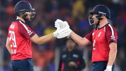 முதல் டி20 போட்டி தோல்வியை தழுவிய இந்தியா 8 விக்கெட்டுகள் வித்தியாசத்தில் இங்கிலாந்து அதிரடி வெற்றி