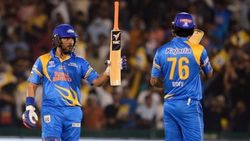 பழைய மான்ஸ்டர் யுவராஜ் சிங் பாக்குறீங்களா.ஆச்சரியத்தில் ஆடிப்போன எதிரணி..இந்தியா லெஜெண்ட்ஸ் அசத்தல்