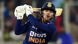 அறிமுக போட்டி... த்ரில் ஆட்டம்... ஆட்டநாயகன் விருது... வேறென்ன வேணும்... கலக்கல் இஷான்!