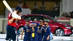 சூப்பர் சுந்தர்.... 4 ஓவர்கள்ல 2 விக்கெட்டை வீழ்த்தி அதிரடி