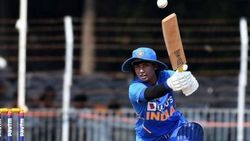 பார்ட்னர்ஷிப்புல கலக்கிய மிதாலி -ராவத்... அரைசதம் அடித்த ராவத்... சூப்பரப்பு!