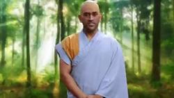 உங்க கம்பேக்கை எதிர்பார்த்தோம் . ஆனா இப்படி வருவீங்கனு எதிர்பார்க்கல..துறவியான தோனி... காரணம் என்ன?