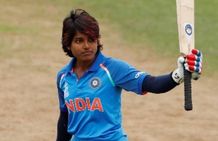 மகளிர் ஒருநாள் போட்டியில கலக்கிய வீராங்கனைகள்... பூனம் ராவட் சதம்... ஹர்மன்பிரீத் அரைசதம்!