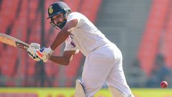 2வது நாளில் முதல் இன்னிங்சை தொடர்ந்த இந்திய அணி... ரோகித், புஜாரா நிதான ஆட்டம்