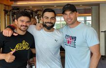 வாழ்க்கையை ரொம்ப கஷ்டமாக்கியிருக்காங்க... ஆனா விளையாடறது ஈஸியா இருக்கு... கோலி பாராட்டு யாருக்கு?