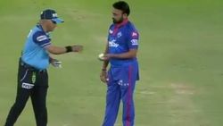 ‘தப்பு தப்புதான்’ அமித் மிஸ்ரா மறந்து போய் செய்த தவறு.. ஸ்ட்ரிக்டாக வார்னிங் கொடுத்த அம்பயர்- வீடியோ