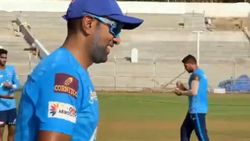 என்னமா சிரிக்கிறார்யா... கோப்பை நம்பளுக்குத்தான்னு நம்பிக்கையா இருக்காரோ?