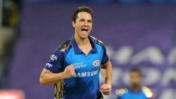 இப்படியெல்லாமா பந்து போடுவது.. திகைத்து போய் நின்ற வீரர்கள்.. நெட்டிசன்களிடம் சிக்கிய மும்பை வீரர்!