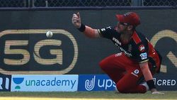 டிவில்லியர்ஸே கடுப்பாகிட்டாரே... அசால்டாக நின்ற சஹால்.. அதிரடி வீரரின் விக்கெட்டில் இப்படி இருப்பதா?