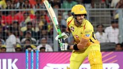 என்னப்பா நடக்குது இங்க.. விக்கெட்டில் விளையாடிய அம்பயர்.. விழிப்பிதுங்கிய டூப்ளசிஸ் வேடிக்கை சம்பவம்