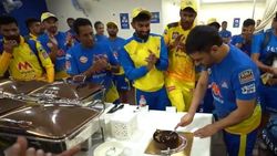 “ எனக்கு வயதாகிவிட்டது.. ” எம்.எஸ்.தோனியின் உருக்கமான பேச்சு.. நெகிழ்ச்சியில் ரசிகர்கள் - முழு விவரம்