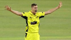 இந்த படை போதுமா... இன்னும் கொஞ்சம் வேணுமா... சிஎஸ்கேவுல இணைந்த புது பௌலர்!