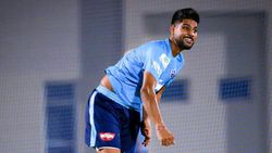 சீனியர் வீரர் இருக்கையில் இளம் வீரருக்கு வாய்ப்பு.. டெல்லி அணியின் முடிவு.. யார் இந்த லலித் யாதவ்!