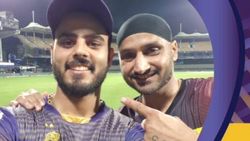 முதல்ல சிறப்பாதான் பந்து வீசுனாரு... அப்புறமா எல்லாருக்கும் பாடம் எடுக்க ஆரம்பிச்சுட்டாரு!