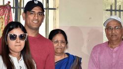 சிஎஸ்கே கேப்டன் தோனியின் பெற்றோருக்கு கொரோனா.. மருத்துவமனையில் அனுமதி.. தொடர் சிகிச்சை!