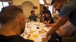 வணக்கம் மாப்பிள்ளைகளா... தமிழ் புத்தாண்டு கொண்டாட்டம்... ஸ்வீட் எடுத்து கொண்டாடிய சிஎஸ்கே வீரர்கள்!