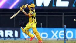 ஹர்பஜன் காலில் விழுந்த சுரேஷ் ரெய்னா. களத்திலேயே நடந்த சம்பவம்.. சக வீரர்கள் திகைப்பு..காரணம் என்ன?