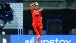 கிடைச்ச வாய்ப்பை பச்சக்குன்னு பிடிச்சுக்கிட்ட இளம் வீரர்... பஞ்சாப் கிங்ஸ் அணியின் சிறப்பான பௌலர்