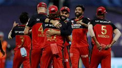 மிக வலுவான நிலையில் ஆர்சிபி.. மும்பைக்கு எதிராக ஜாம்பவான்களை களமிறக்கும் கோலி.. பிளேயிங் 11 கணிப்பு