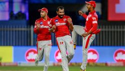 இனி கிரிக்கெட்டே ஆட முடியாது என்றனர்.. நேற்று ஷமி வீசிய அந்த 4 ஓவர்கள்.. உறைய வைக்கும் கம்பேக்!