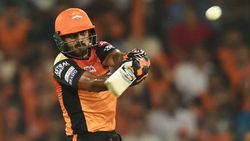 கிரிக்கெட் ஆடவே தெரியல.. இவரை ஏன் எடுக்குறீங்க.. தமிழக வீரருக்கு எதிராக கொதிக்கும் ஹைதராபாத் பேன்ஸ்