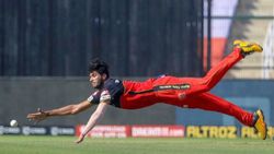 திடீரென புறக்கணித்த கோலி.. ஒரே ஓவர்தான்.. மொத்தமாக பதிலடி கொடுத்த தமிழக வீரர்.. ப்பா தரமான சம்பவம்!