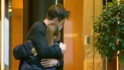 க்யூட்... கட்டித் தழுவி.. கண்ணீருடன் வரவேற்ற 