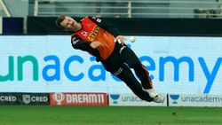 கேப்டன் பதவி மட்டுமல்ல.. மொத்தமாக டீமில் இருந்து தூக்க பிளான்? வார்னருக்கு ஹைதராபாத் பரபர செக்!