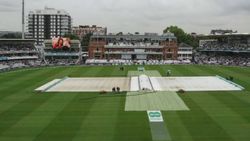 UAE-ல் ஐபிஎல் நடந்தால் பெரும் சிக்கல்.. முக்கியமாக பிட்ச்-ல் அந்த ஒரு பிரச்னை.. முழு விவரம்!