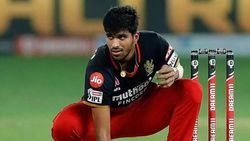 ஆர்சிபி அணியில் ஒதுக்கப்பட்ட தமிழக வீரர்.. வாய்ப்பு இருந்தும் கொடுக்கவில்லை.. முன்னாள் வீரர் கருத்து