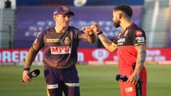 கொல்கத்தா அணிக்குள் நுழைந்தது கொரோனா.. முக்கிய வீரர்களுக்கு தொற்று உறுதி..இன்றைய போட்டி ஒத்திவைப்பு