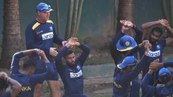 வீரர்களுக்கு கொரோனா உறுதி.. அசராமல் நடக்கும் இலங்கை- வங்கதேசம் ஒருநாள் போட்டி.. .வீரர்கள் அதிருப்தி!