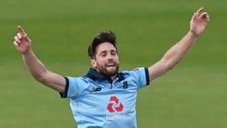 5 ஓவர்ஸ்.. 6 ரன்கள்.. 4 