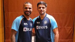 முதன் முதலா கேப்டன்.. மீசையை முறுக்கி.. ஃபிளைட் ஏறும் முன்.. தவான் ராக்ஸ்