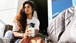 கையில் டீ கோப்பை.. பால்கனி அருகே ஒய்யாரமாய் போஸ்.. இணையத்தில் இதயங்களை அள்ளும் மித்தாலி புகைப்படம்!