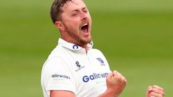 அறிமுகமான முதல் மேட்ச்.. எகிறிய ஸ்டெம்ப்புகள்.. ஆடிப்போன கேப்டன் ரூட் - நோட் பண்ணுங்க கோலி