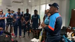 வெற்றி பெற்ற கையுடன் அவசர டீம் மீட்டிங்.. என்ன பேசினார் ராகுல் டிராவிட்.. வீடியோ வெளியிட்டது பிசிசிஐ