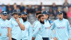 ஒரே போட்டியில் 9 அறிமுக வீரர்கள்.. கொரோனா செய்த அட்டூழியம்.. பரிதாப நிலையில் இங்கிலாந்து அணி- விவரம்