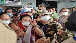 தாயை பார்த்தவுடன்.. வெடித்து அழுத மீராபாய் சானு.. இந்தியாவின் மகளை வாரி அணைத்த அன்னை