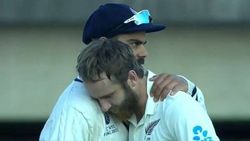 கிரிக்கெட்டை விட நட்பு தான் முக்கியம்.. கோலியின் தோளில் வில்லி சாய்ந்த கதை.. மெய்சிலிர்ந்த ரசிகர்கள்