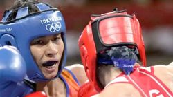 முதல் ஒலிம்பிக்கிலேயே மாஸ்.. பாக்சிங்கில் அரையிறுதிக்கு தகுதி பெற்ற லோவ்லினா.. ஒரு பதக்கம் கன்பார்ம்